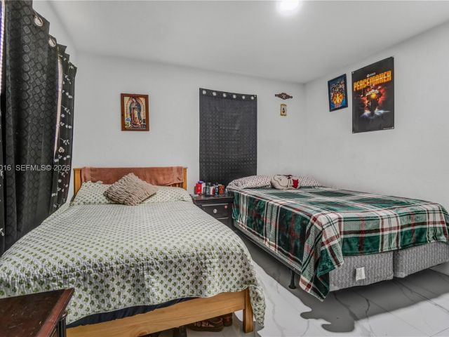Продажа дома по адресу 1570 NE 9th St - фото 7459580