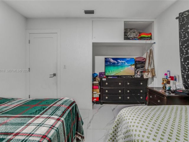 Продажа дома по адресу 1570 NE 9th St - фото 7459581