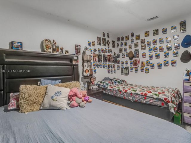 Продажа дома по адресу 1570 NE 9th St - фото 7459583