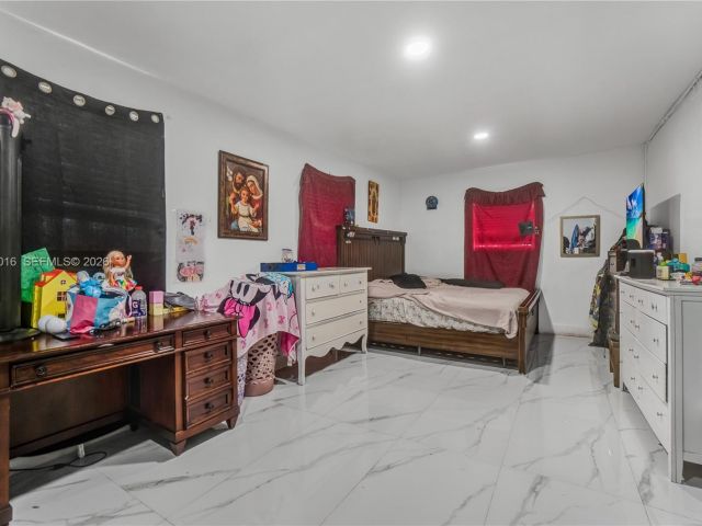 Продажа дома по адресу 1570 NE 9th St - фото 7459585