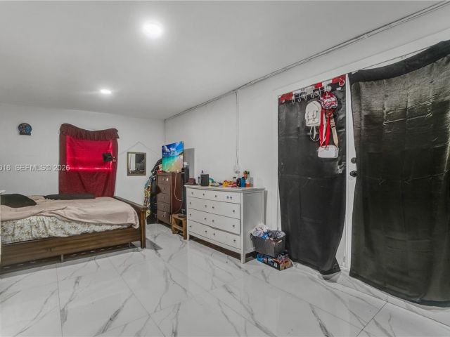 Продажа дома по адресу 1570 NE 9th St - фото 7459586