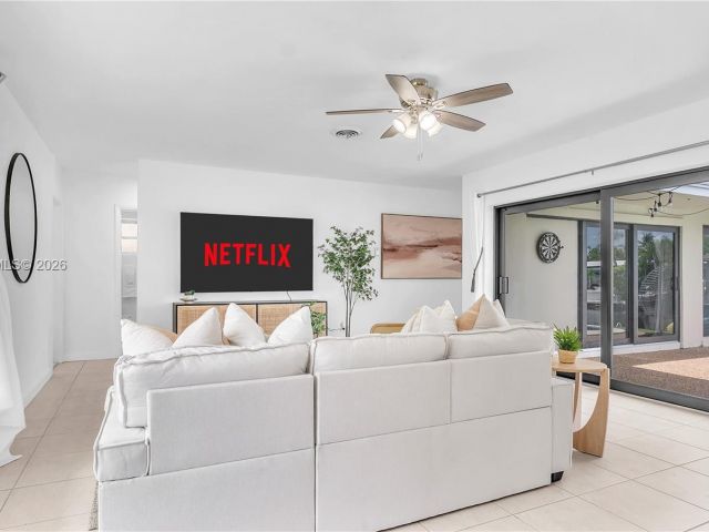 Продажа дома по адресу 151 SE 9th Ct - фото 7520565