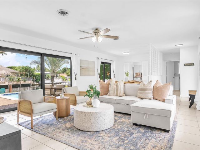 Продажа дома по адресу 151 SE 9th Ct - фото 7520569