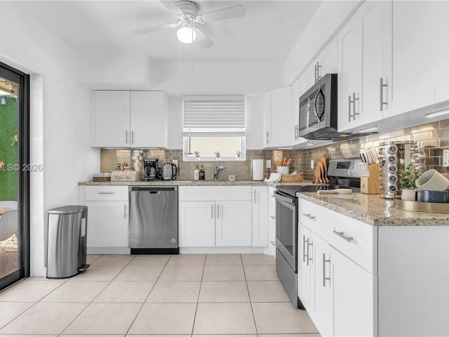 Продажа дома по адресу 151 SE 9th Ct - фото 7520570