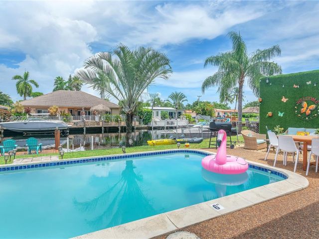 Продажа дома по адресу 151 SE 9th Ct - фото 7520572