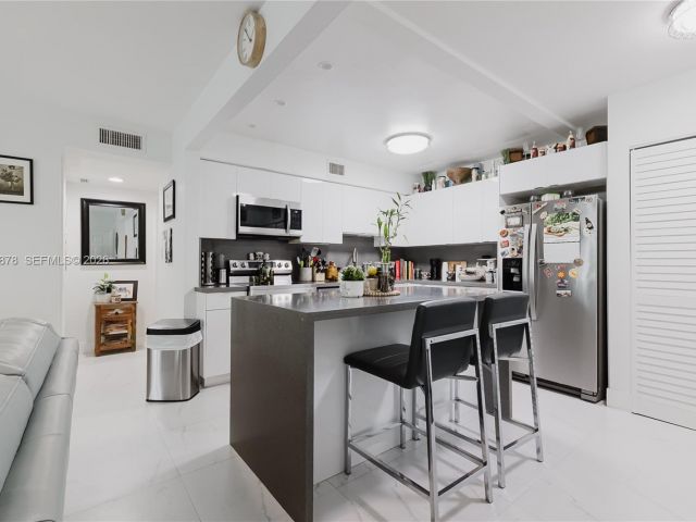 Продажа дома по адресу 2621 SW 12th Ter - фото 7482285