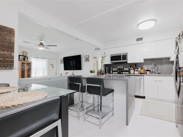 Продажа дома по адресу 2621 SW 12th Ter - фото 7482286