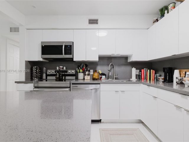 Продажа дома по адресу 2621 SW 12th Ter - фото 7482287