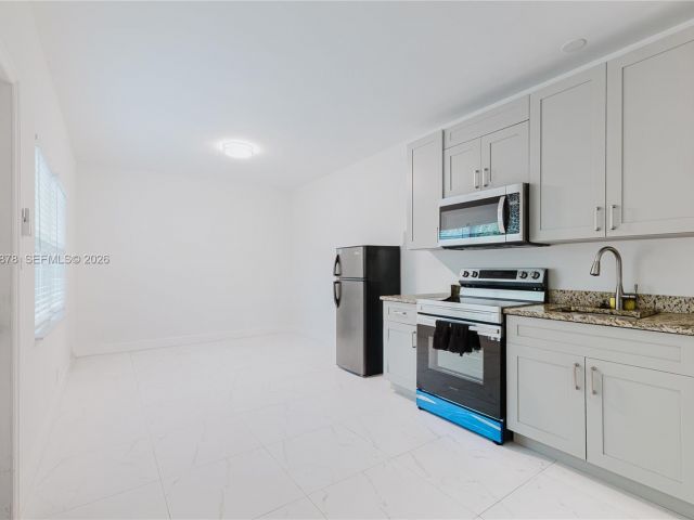 Продажа дома по адресу 2621 SW 12th Ter - фото 7482299