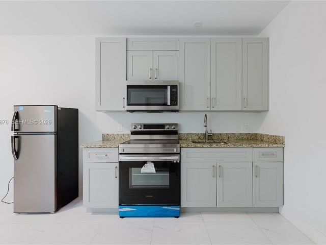 Продажа дома по адресу 2621 SW 12th Ter - фото 7482300