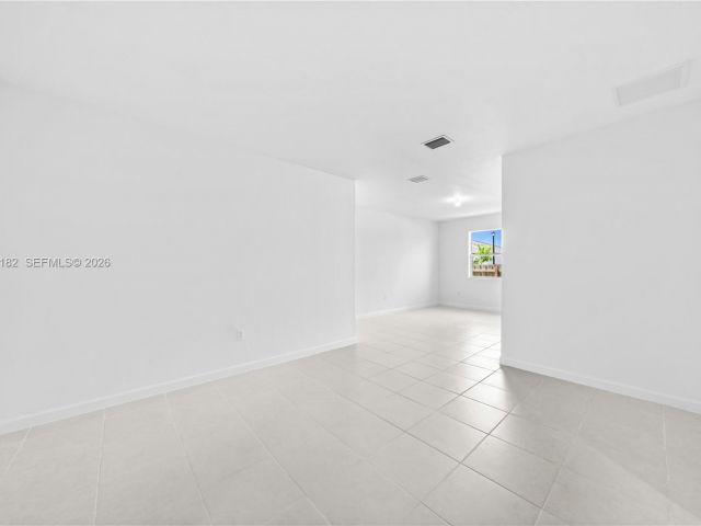 Дом в аренду по адресу 2310 SE 28th Dr - фото 7457420