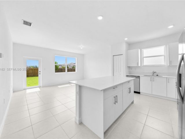 Дом в аренду по адресу 2310 SE 28th Dr - фото 7457422