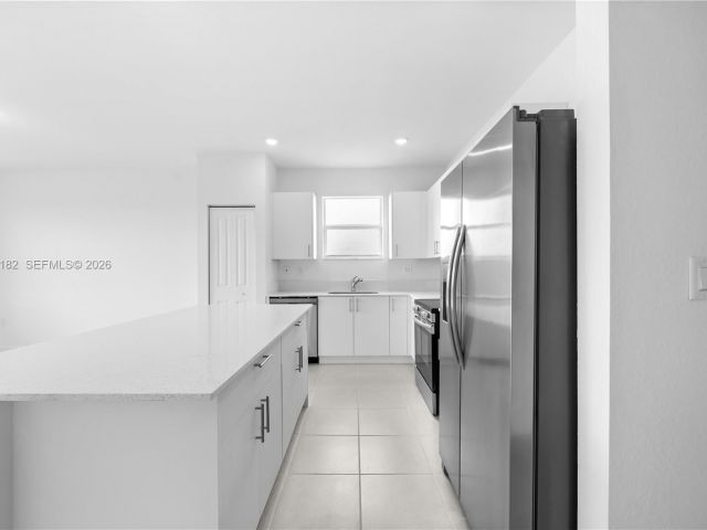 Дом в аренду по адресу 2310 SE 28th Dr - фото 7457423