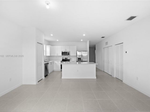 Дом в аренду по адресу 2310 SE 28th Dr - фото 7457426