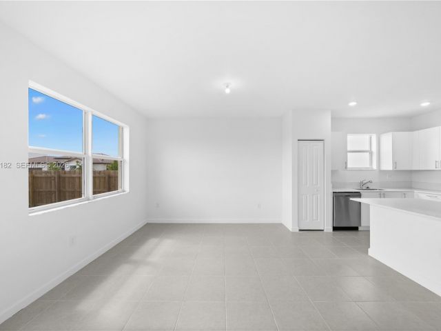 Дом в аренду по адресу 2310 SE 28th Dr - фото 7457428