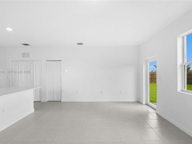 Дом в аренду по адресу 2310 SE 28th Dr - фото 7457429