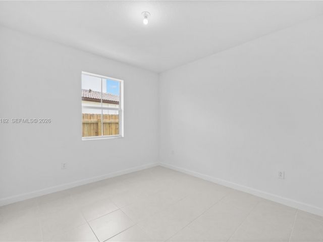 Дом в аренду по адресу 2310 SE 28th Dr - фото 7457431