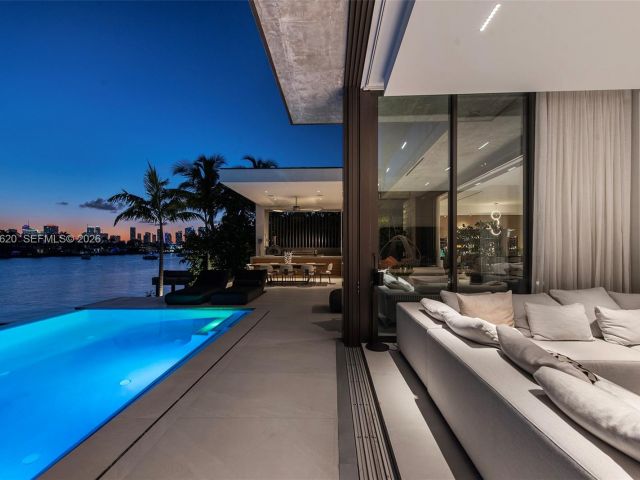 Дом в аренду по адресу 310 S Hibiscus Dr - фото 7468547