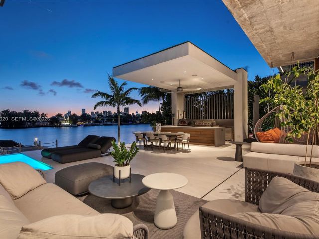 Дом в аренду по адресу 310 S Hibiscus Dr - фото 7468549