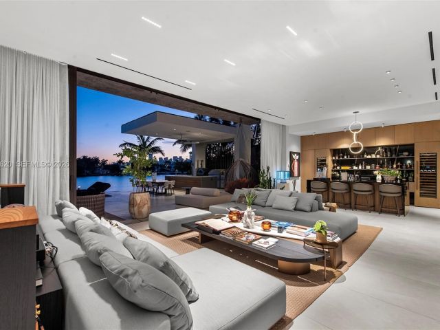 Дом в аренду по адресу 310 S Hibiscus Dr - фото 7468550