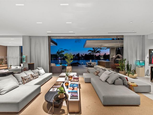 Дом в аренду по адресу 310 S Hibiscus Dr - фото 7468551