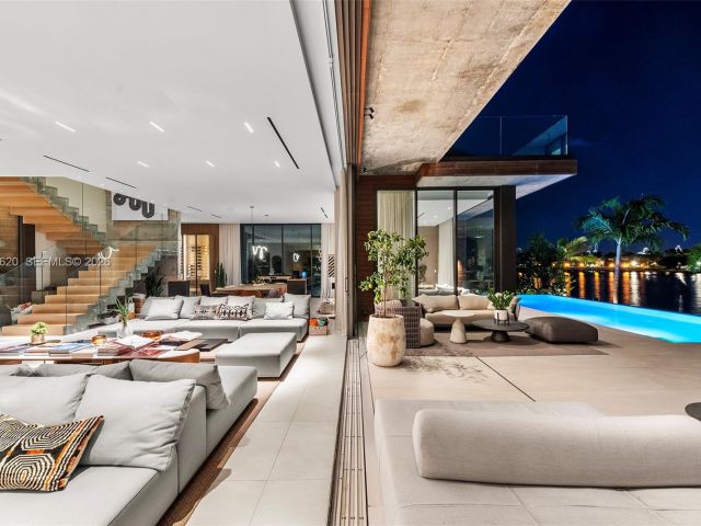 Дом в аренду по адресу 310 S Hibiscus Dr - фото 7468552