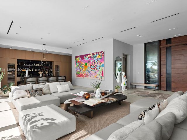 Дом в аренду по адресу 310 S Hibiscus Dr - фото 7468556