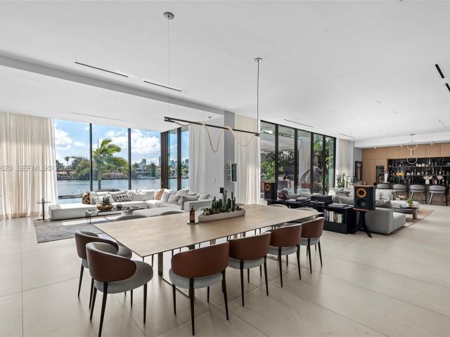 Дом в аренду по адресу 310 S Hibiscus Dr - фото 7468559