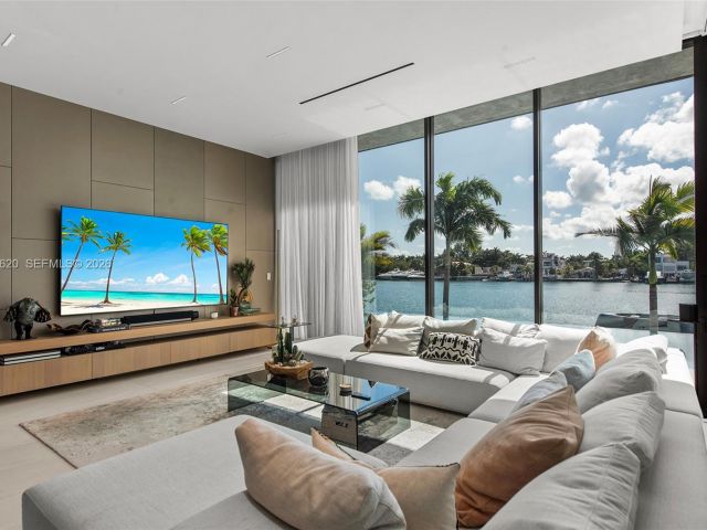 Дом в аренду по адресу 310 S Hibiscus Dr - фото 7468561