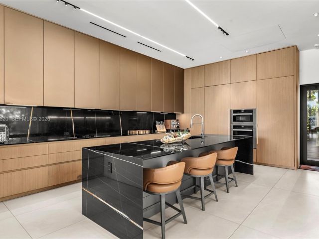 Дом в аренду по адресу 310 S Hibiscus Dr - фото 7468564