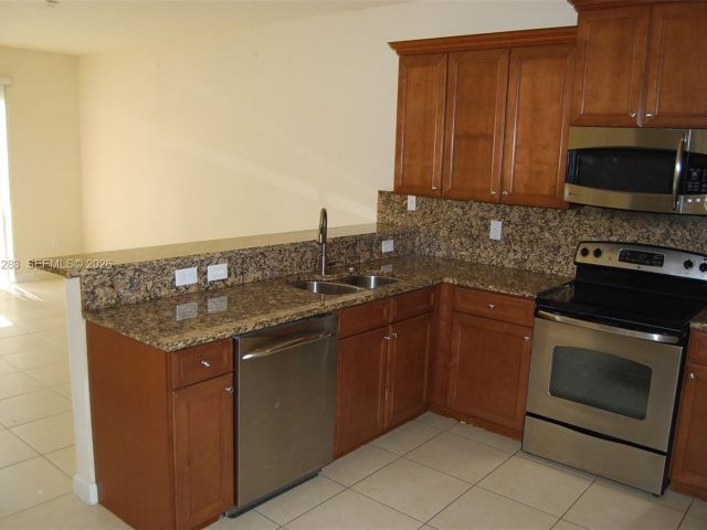 Дом в аренду по адресу 8899 NW 98 AV 8899 - фото 7485251