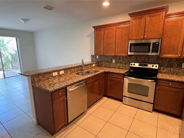 Дом в аренду по адресу 8899 NW 98 AV 8899 - фото 7485252