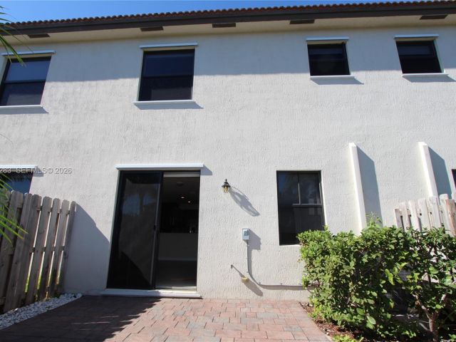 Дом в аренду по адресу 8899 NW 98 AV 8899 - фото 7485255