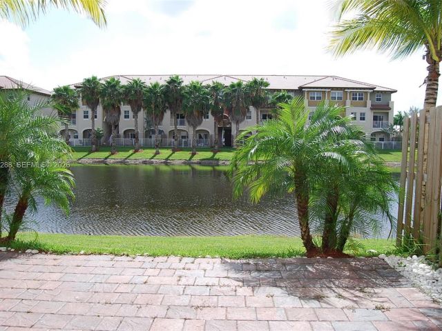 Дом в аренду по адресу 8899 NW 98 AV 8899 - фото 7485256
