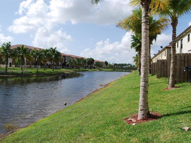 Дом в аренду по адресу 8899 NW 98 AV 8899 - фото 7485257