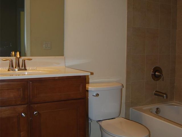 Дом в аренду по адресу 8899 NW 98 AV 8899 - фото 7485264