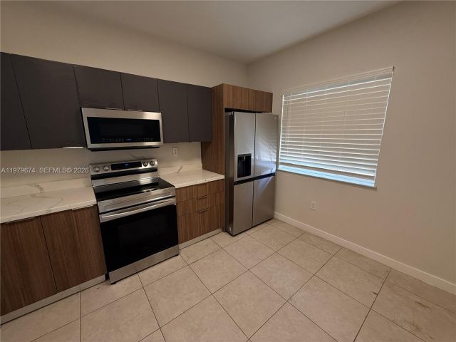 Дом в аренду по адресу 11810 NE 19th Dr 7 - фото 7475445