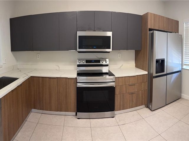 Дом в аренду по адресу 11810 NE 19th Dr 7 - фото 7475447