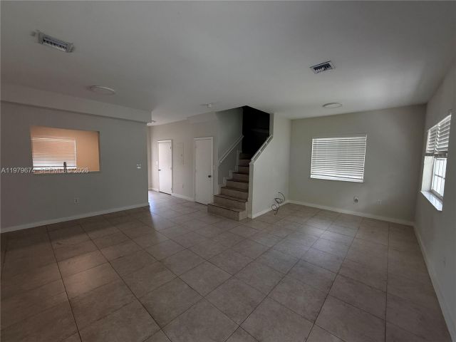 Дом в аренду по адресу 11810 NE 19th Dr 7 - фото 7475453