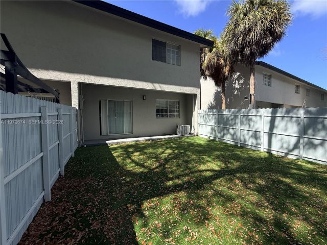 Дом в аренду по адресу 11810 NE 19th Dr 7 - фото 7475462