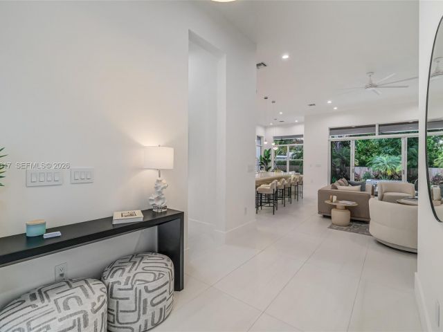 Продажа дома по адресу 11412 NE 8th Ave - фото 7484075