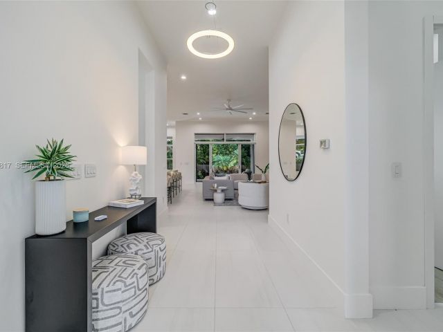 Продажа дома по адресу 11412 NE 8th Ave - фото 7484076