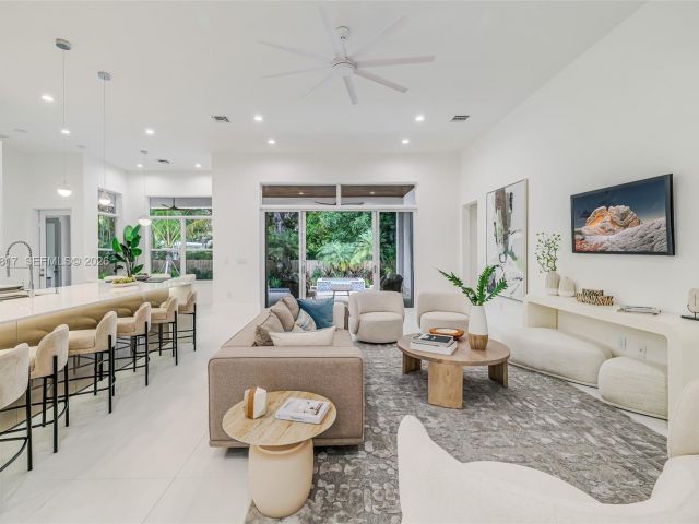 Продажа дома по адресу 11412 NE 8th Ave - фото 7484077