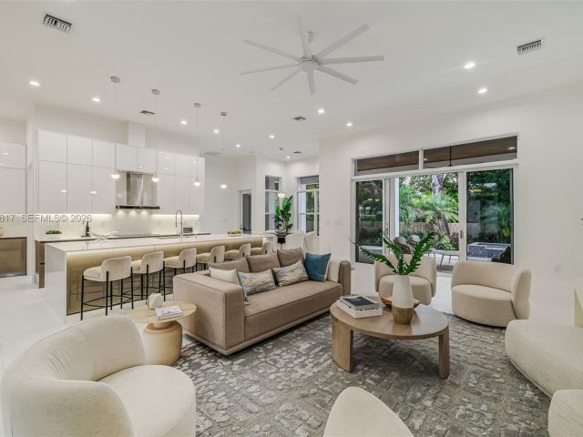 Продажа дома по адресу 11412 NE 8th Ave - фото 7484078