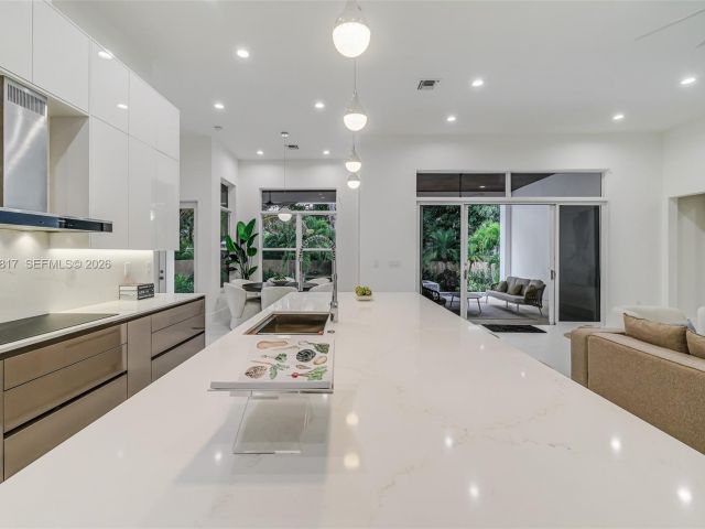 Продажа дома по адресу 11412 NE 8th Ave - фото 7484081