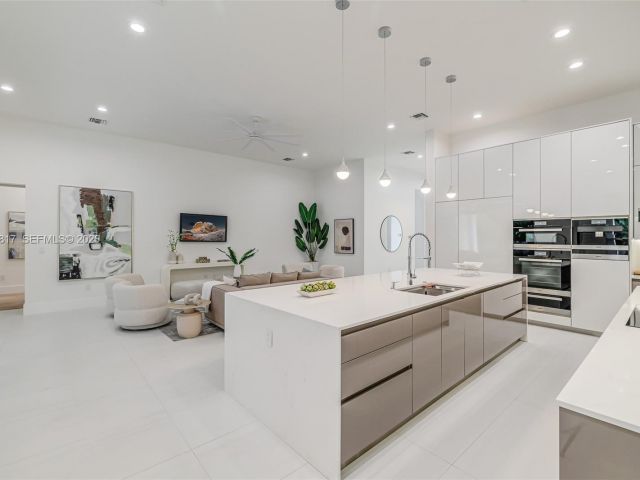 Продажа дома по адресу 11412 NE 8th Ave - фото 7484082