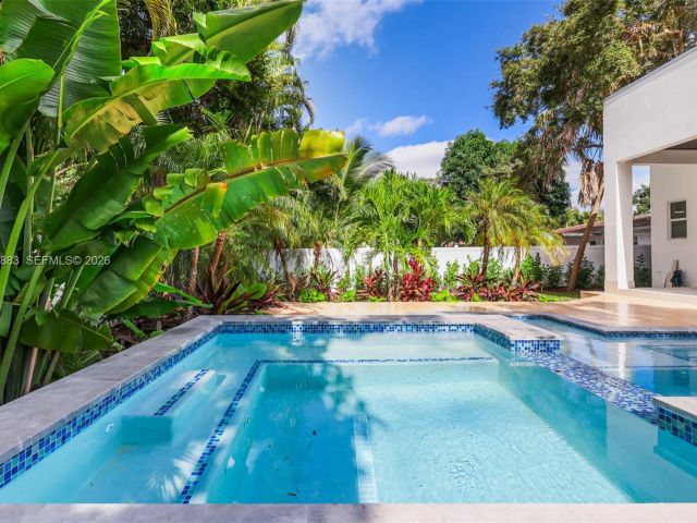 Продажа дома по адресу 11780 NE 8th Ave - фото 7507356