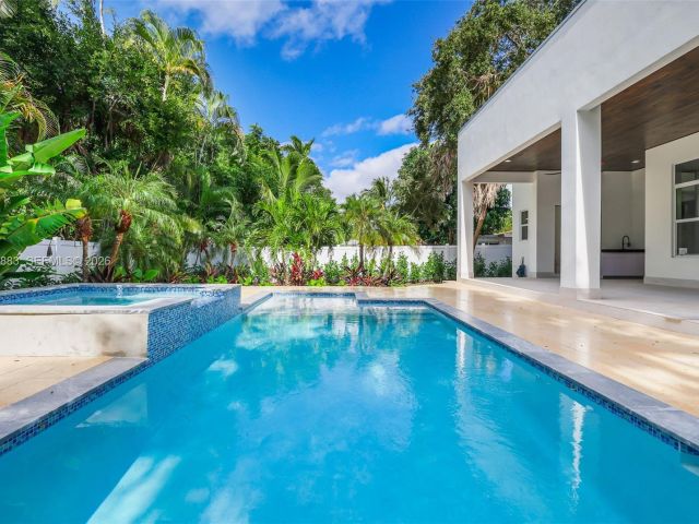 Продажа дома по адресу 11780 NE 8th Ave - фото 7507357