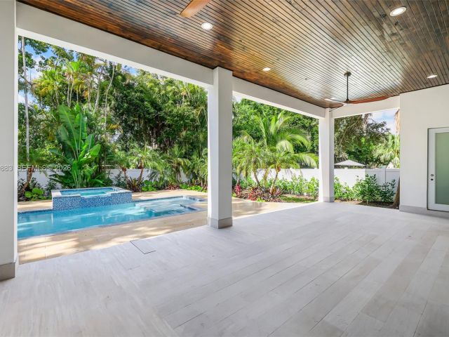 Продажа дома по адресу 11780 NE 8th Ave - фото 7507359