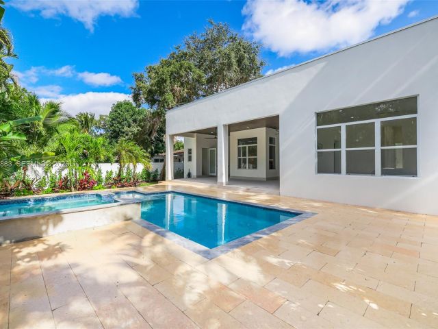 Продажа дома по адресу 11780 NE 8th Ave - фото 7507360